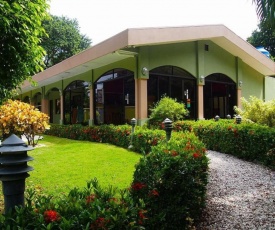 Comfortable hotel room in Potrero sleeps 4 - with pool TV and AC