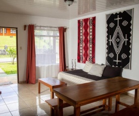Cozy coworking Casa Alma near Lake Arenal, 2 bedroom 1 office, fiber optic, pet friendly
