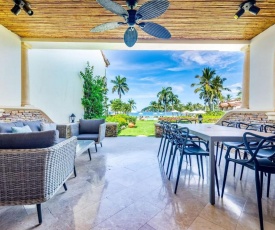 Exquisitely adorned luxury unit right on Flamingo Beach sleeps 6