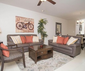 Impressively designed and decorated 3rd-floor space overlooking pool in Coco