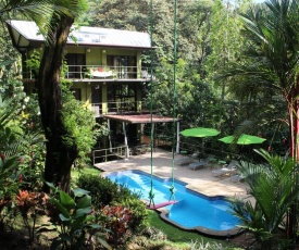 JUNGLE ROOST a beautiful jungle house within walking distance from the beach