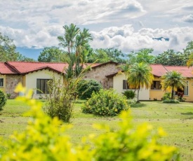 Linda casa de verano con amplias zonas verdes