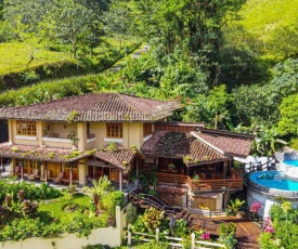 Majestic Lodge Luxury and Spacious Home with Private Pool and Jacuzzi