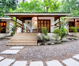 Makanas Beach Bungalows