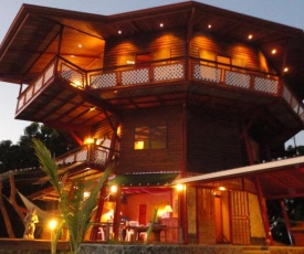 Mango Lodge, Costa Rica, Bungalow Rentals & Art Retreat