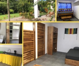 PAVONES New CONDO, Close to SURF! (WIFI, Hot H20, Fans)