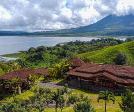 Pie in the Sky 3 Amazing Luxury Home with Lake and Volcano view