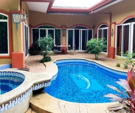 Big & Homely, Private Pool, Tennis-Walking distance from the beach