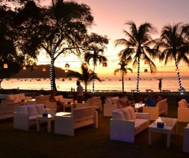Café de Playa beach front suites