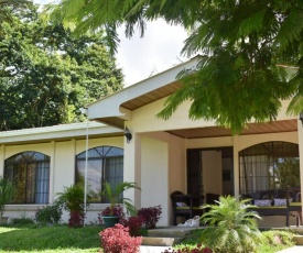 Casa Arboleda-Full House by the River and Forest.