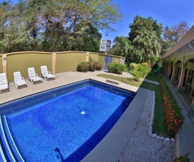 Affordable comfort in a 2-bed hotel room in Potrero with pool - TV and AC